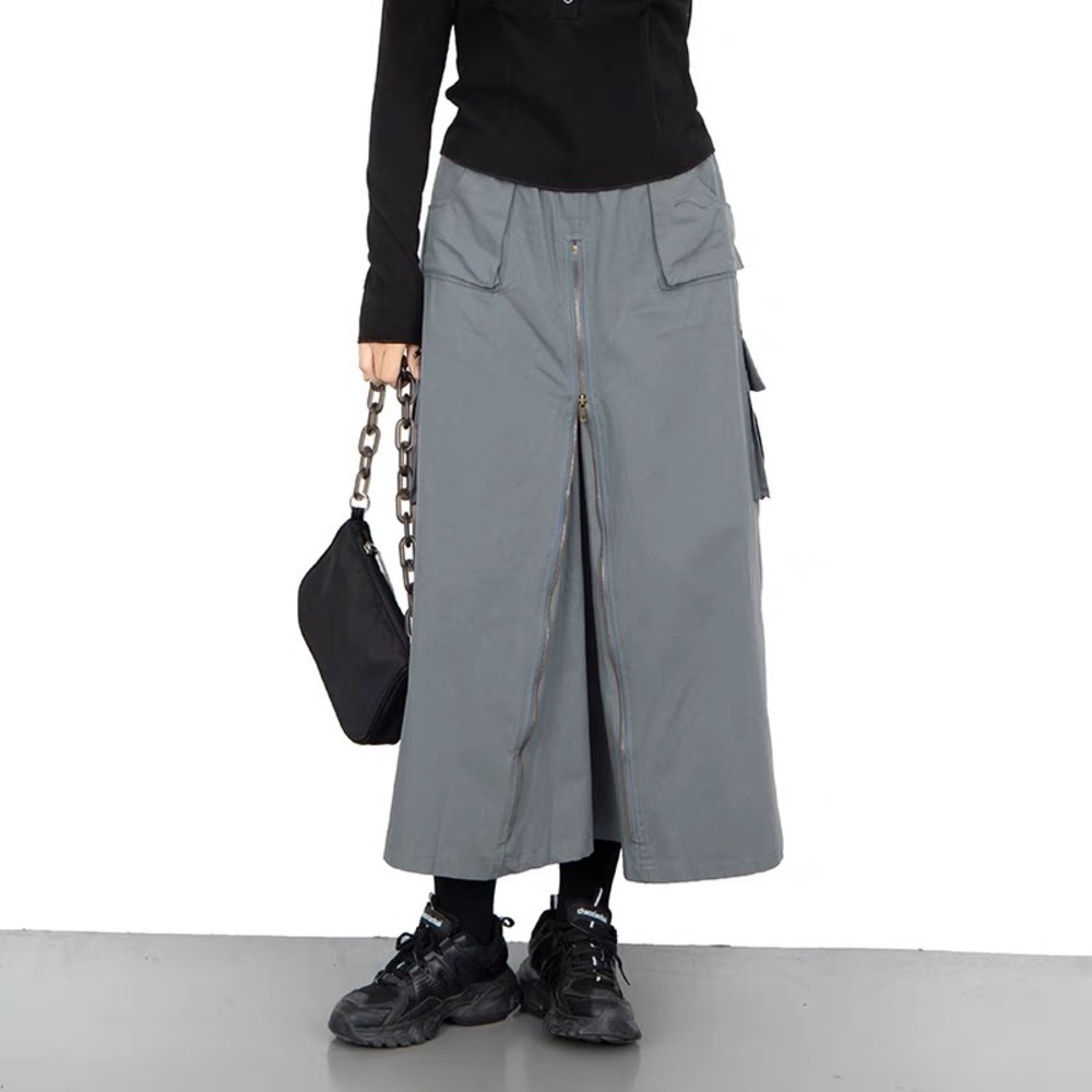 Cargo skirt with zipper detail